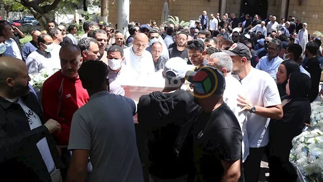 نجوم الفن.. لقطات مؤثرة في وداع والد الفنانة منة شلبي الأخير